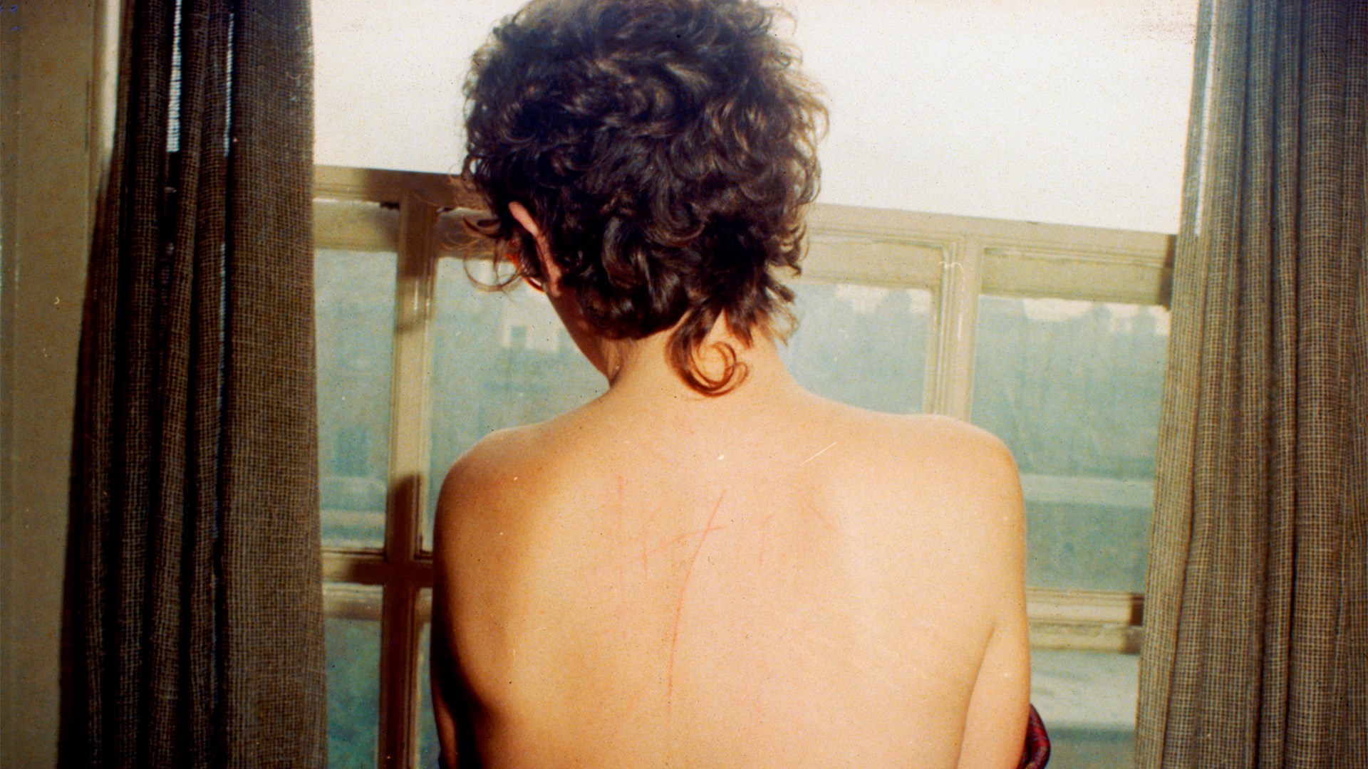 Affiche du film Toute la beauté et le sang versé – V. Tuaillon
