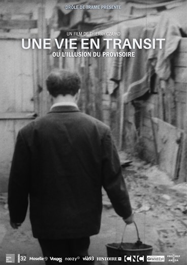 Affiche du film Une vie en transit ou l'illusion du provisoire